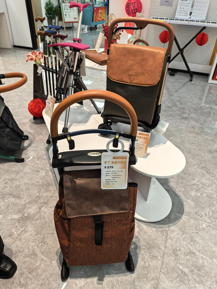 坐坐小拉车  周楠 摄