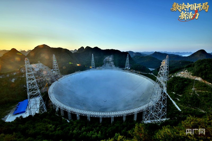 “中國天眼”靜臥在群山中（央廣網(wǎng)發(fā) 代傳富 攝）