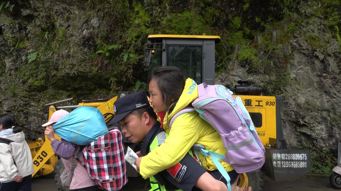 我背着你，你背着书包。余润强摄