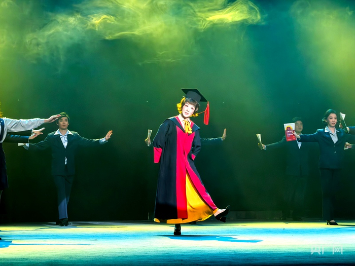 黄梅戏《公司》剧照（央广网记者刘浩  摄）