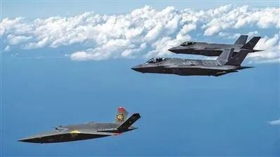 美XQ-58“女武神”无人机（左下）。图片来源：中国国防报