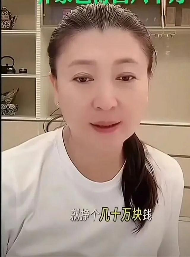 闫学晶在直播中透露儿子收入。
