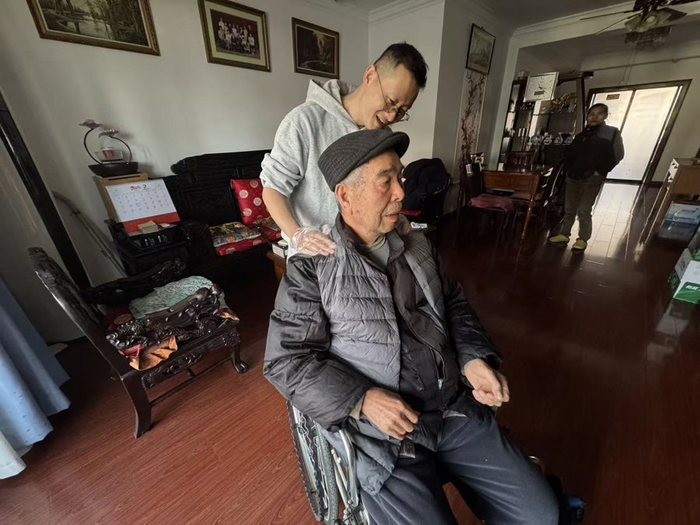 刘毅正在为老人按摩