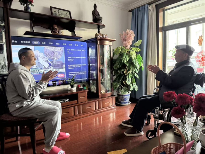 刘毅正在带着老人做操