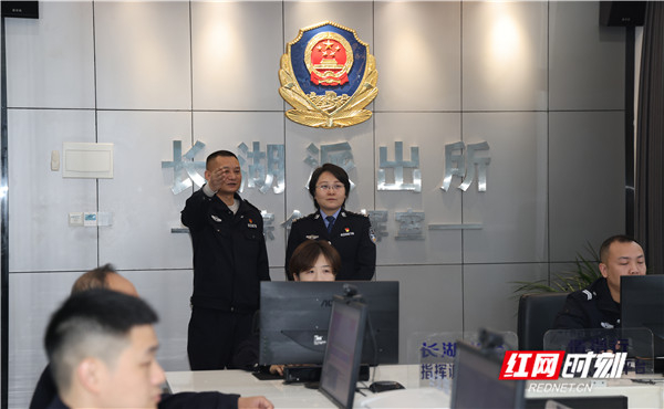 劉亞君（右二）在基層派出所走訪。