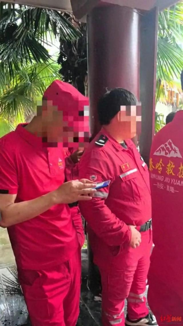 此前庭审中，部分参与救援的人员在法庭外等候。图/红星新闻 