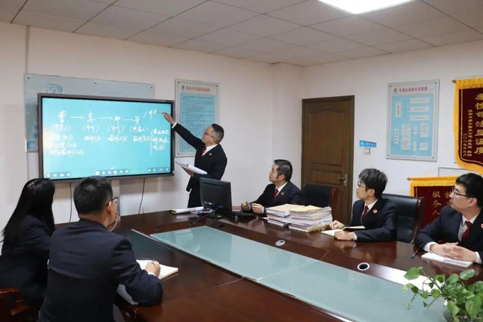 △2025年4月10日，江苏省沭阳县检察院组织召开检察官联席会议讨论案情。