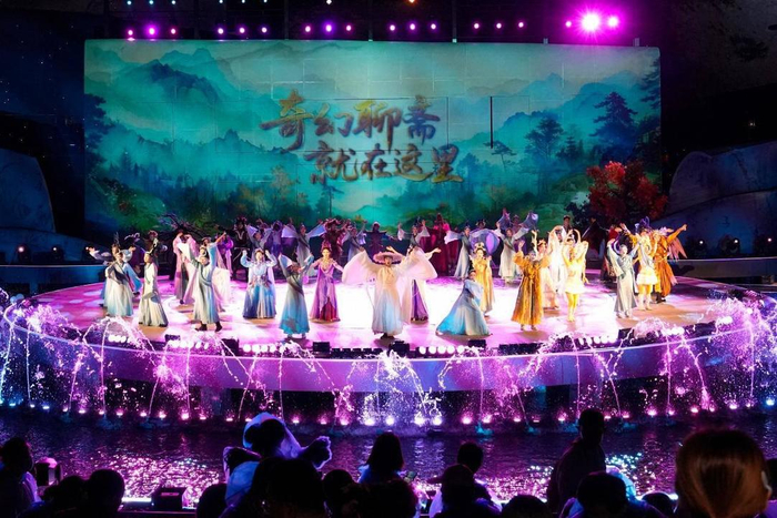 淄博紅葉柿巖景區(qū)內(nèi)的演出場(chǎng)景。