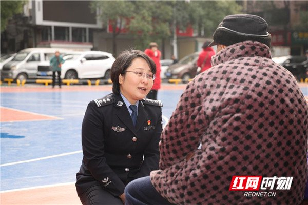 劉亞君向群眾了解情況。