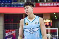 板凳发力！赵嘉义半场替补5中3贡献10分 三分3中2