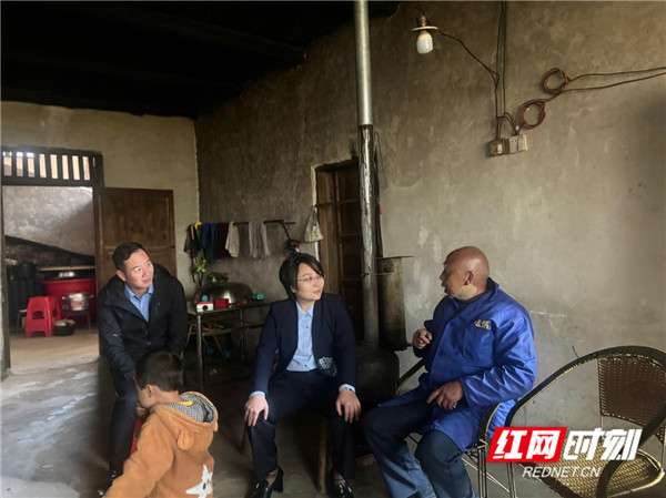 劉亞君（中）在群眾家中走訪。