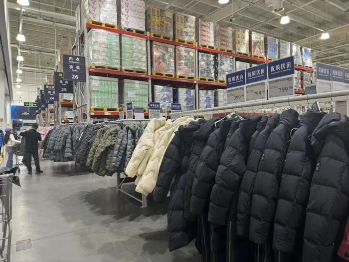 山姆服装区陈列着羽绒服 | 图 王涵艺摄