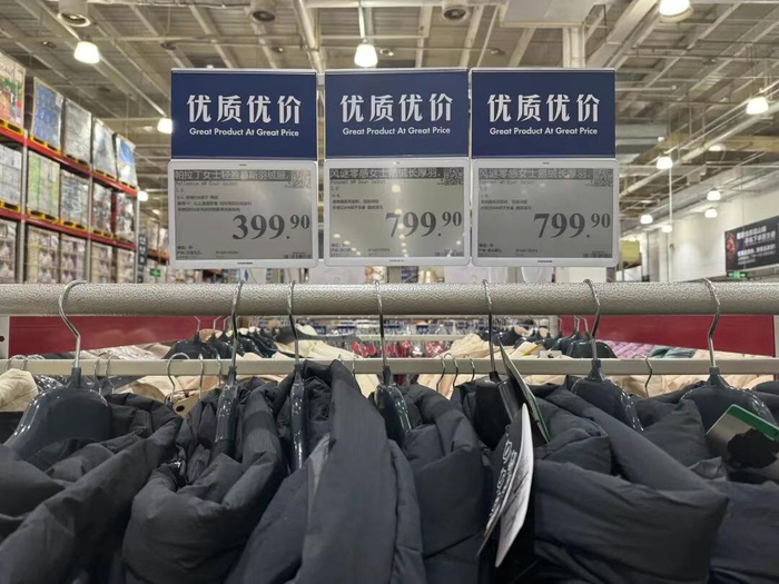 超市为产品打上优质优价的标签 | 图 王涵艺摄