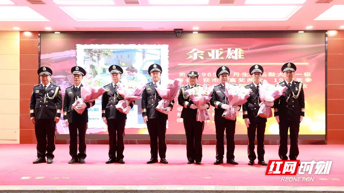 为2025年度光荣退休的民警赠送鲜花。（屈江华/摄）