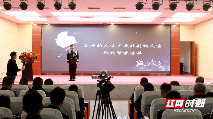交警支隊(duì)支隊(duì)長(zhǎng)段政文以《奮斗的人生才是精彩的人生》為題，分享了41年從警生涯的誠(chéng)聽(tīng)<strong></strong>灼灼初心。（屈江華/攝）