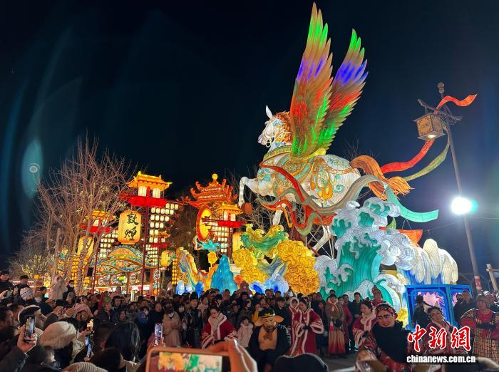 　　2026年1月9日晚，甘肅敦煌，“千年華彩·盛世敦煌”2026敦煌燈會吸引當(dāng)?shù)厥忻窈陀慰蛥⒂^游覽。中新社記者?丁思?攝