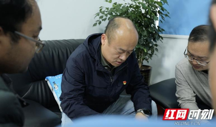 李釗與團(tuán)隊(duì)骨干在辦公室圍繞技術(shù)難點(diǎn)展開討論。