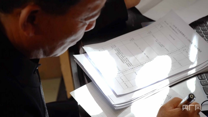 趙過(guò)在案頭謀劃村子發(fā)展路徑（央廣網(wǎng)記者?魏晉雪?攝）