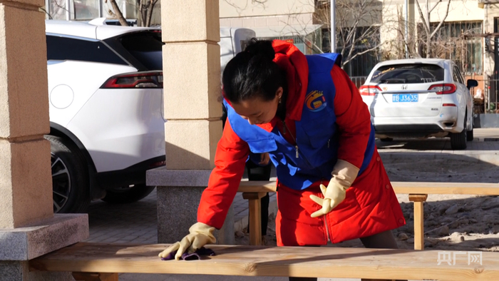 工作人員進(jìn)行小區(qū)環(huán)境清潔（央廣網(wǎng)記者 魏晉雪 攝）