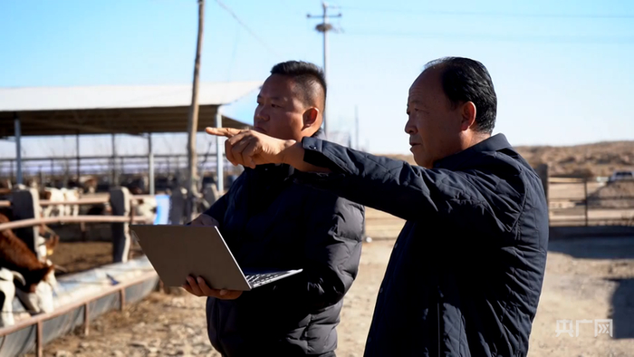 趙過(guò)與兒子趙藹山（央廣網(wǎng)記者?魏晉雪?攝）