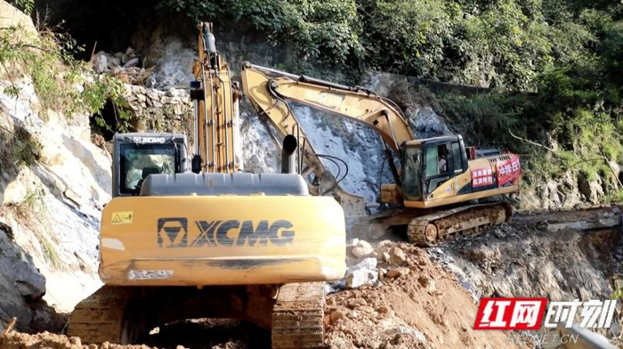 在19個(gè)晝夜的連續(xù)奮戰(zhàn)中，李釗帶領(lǐng)隊(duì)伍轉(zhuǎn)戰(zhàn)6個(gè)鄉(xiāng)鎮(zhèn)，完成資興受損道路約四分之一的搶通任務(wù)，安全轉(zhuǎn)移群眾2000余人。