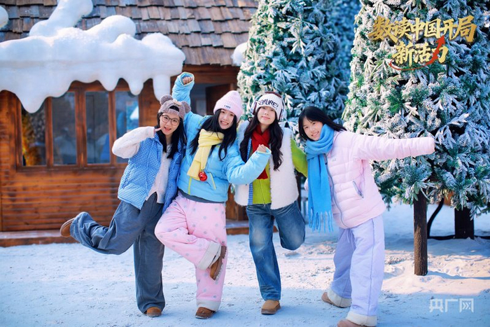 游客在寶泉旅游區(qū)拍照打卡（央廣網(wǎng)發(fā) 寶泉旅游區(qū)供圖）