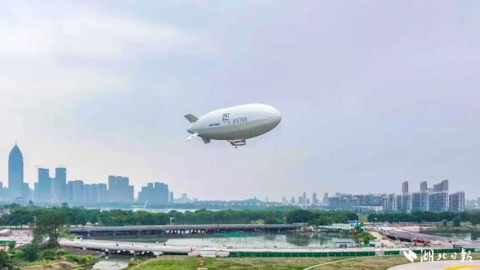 祥云AS700在城市上空平稳飞行