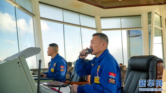 飞行指挥员正在指挥直升机（1月9日摄）。新华网发（骆银文 摄）