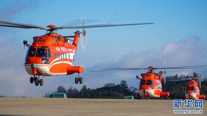 三架直升机依次起飞（1月9日摄）。新华网发（骆银文 摄）
