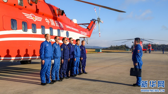 机组正在下达机前指示（1月9日摄）。新华网发（骆银文 摄）