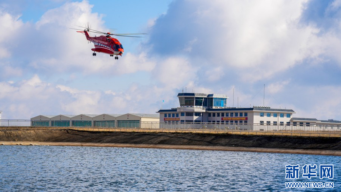 直升机正在进行悬停起落航线课目训练（1月9日摄）。新华网发（骆银文 摄）