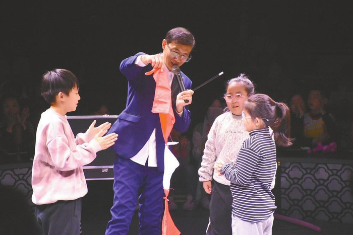 1月10日，在梦华邢州·儿童剧场内，魔术师和小朋友们互动。黄涛摄