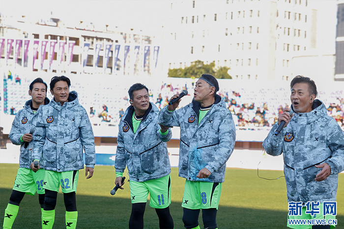 香港艺人在比赛间隙献唱（1月10日摄）。新华网发（杨桢宇 摄）