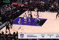 关键时刻指望不上！申京持球突破 黄油手没拿住球出界失误！