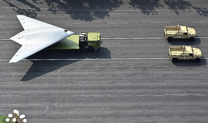   在中国人民抗日战争暨世界反法西斯战争胜利80周年大会上，空中无人作战方队接受检阅。新华社记者 胡智轩 摄