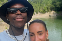 停薪禁赛咋啦？施罗德与妻子郊游：生活真美好！