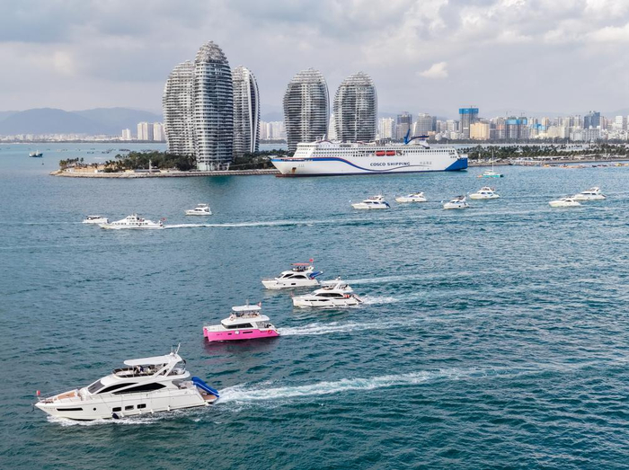 1月1日在海南三亞鳳凰島海域拍攝的出海游艇（無(wú)人機(jī)照片）。新華社發(fā)（葉龍斌攝）