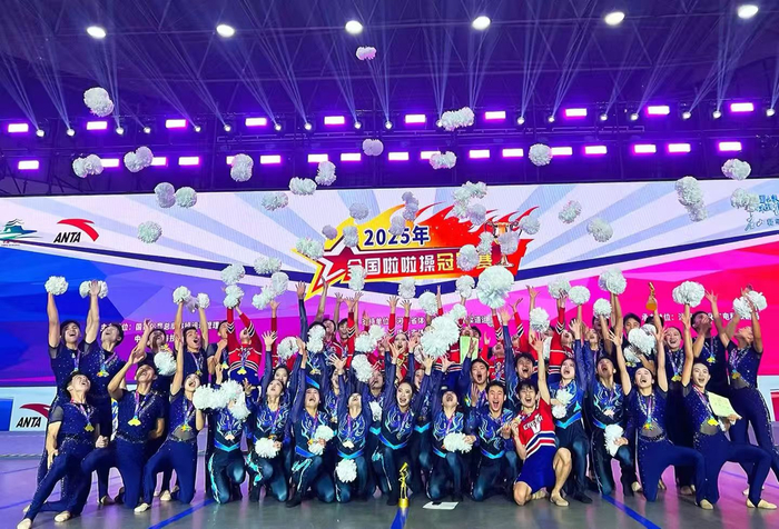 普洱学院民族啦啦操队在2025全国啦啦操冠军赛上获得2026年世锦赛选拔组集体花球第一名。（受访者供图）