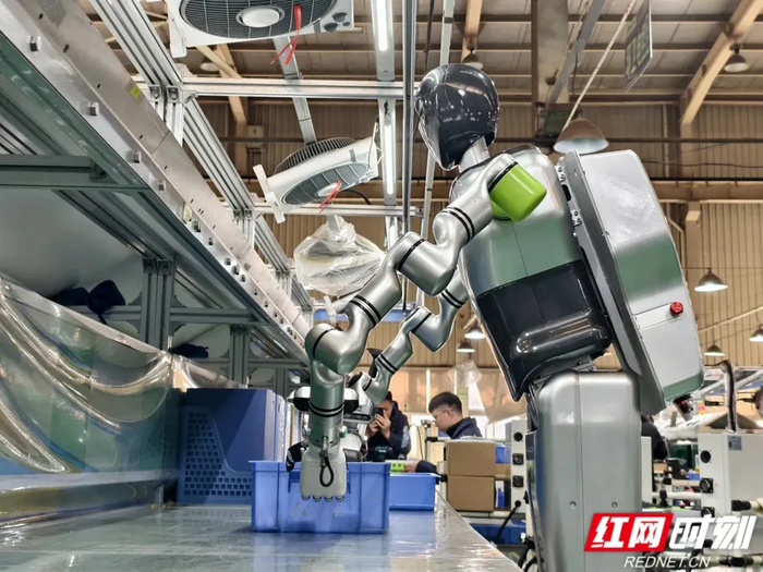 中聯(lián)重科人形機(jī)器人在生產(chǎn)車間作業(yè)。（企業(yè)供圖）