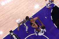 关键时刻不稳啊！申京两罚不中 与拉文争篮板出界&amp;国王球权