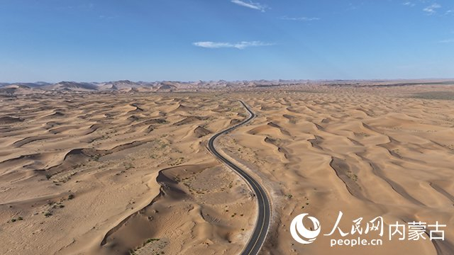 C051沙漠地質(zhì)公園至巴丹湖公路全線貫通。自治區(qū)交通運(yùn)輸廳供圖