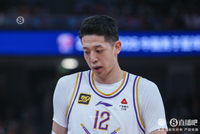 沈梓捷崴脚复出后又崴脚！记者：没有去医院 脚踝问题不大