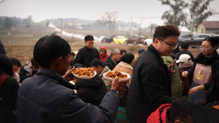 村民熱情上菜（央廣網(wǎng)發(fā) 合川文旅供圖）