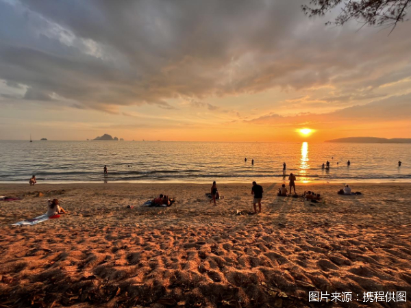 从旅行社反馈的跟团游、定制游预订情况来看，更长的假期进一步催热长线游。