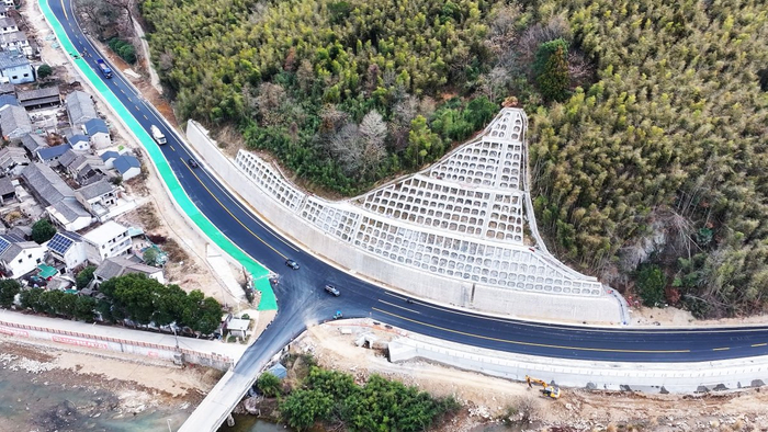 S312北侖至嵊州公路奉化區(qū)連山快速路鳥瞰圖。陳章升、快速<strong></strong>王層裕 攝