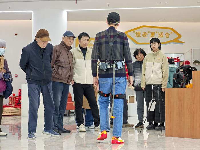 市民體驗行走助力機(jī)器人