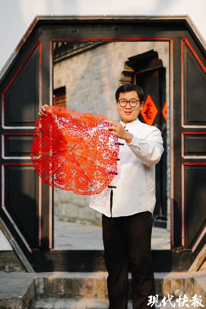 徐州第三代非遺剪紙傳承人劉冠玉