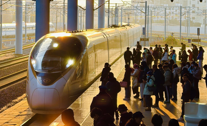 鐵路寧波站旅客正在候車。范洪 攝
