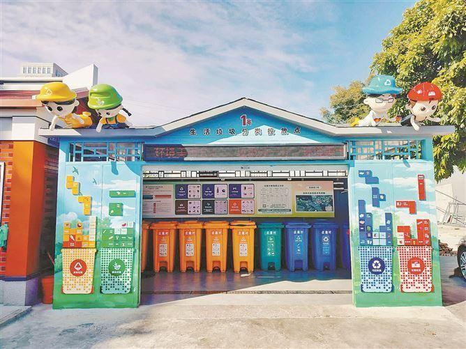 　　海沧区贞庵村，改造提升后的垃圾投放点焕然一新。（市环卫中心 供图）