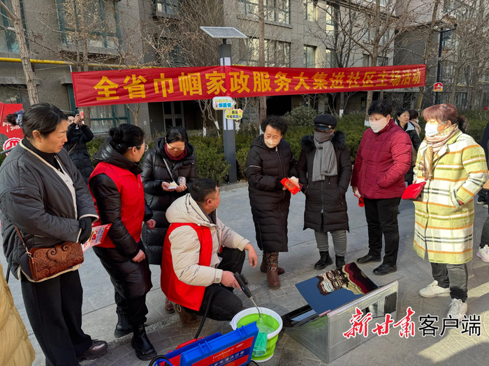 志愿者展示油煙機清洗技能。本文圖片由新甘肅·甘肅日報記者 馬穎 攝